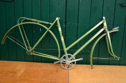 Fahrradrahmen "Triumph" mit Schutzblechsatz, Schutzblechfigur und Gepäckträger 