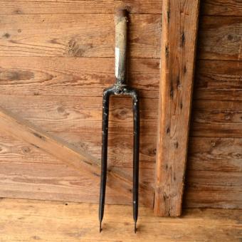 Gabel 28 Zoll, orig. Opel, Schaftlänge 380 mm, Weite oben 56 mm, 30er Jahre, Scheiden beidseitig verzogen. Zustand siehe Bilder. 