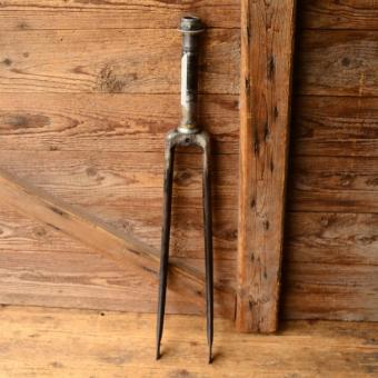 Gabel 28 Zoll, Schaftlänge 390 mm, Weite oben 45 mm, 10/20er Jahre. Zustand siehe Bilder. 