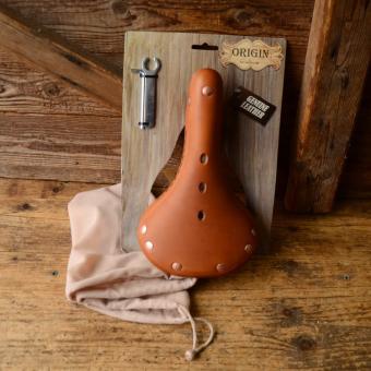 Rennsattel Echtleder, aufwändig gefertigt im klassischen Stil, NOS, Länge 27 cm, Breite 17 cm 