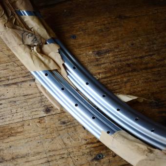Felgensatz 23 x 2,00, silber lackiert, 36 Loch, NOS, Bohrungen 5,3 mm 
