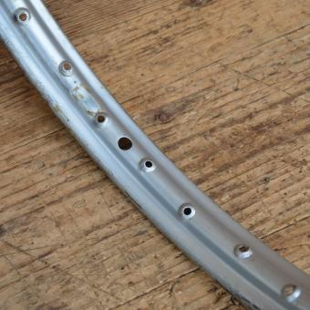 Felge 23 x 2,00 silber lackiert mit Patina, Breite 39 mm, Bohrungsdurchmesser 4,7 mm, NOS 