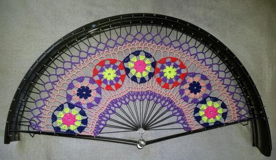 Rocknetz gem. Foto, aufwändiges Blumenmuster nach altem Original,  passend für 28" Räder der 30-60er Jahre, bunt 