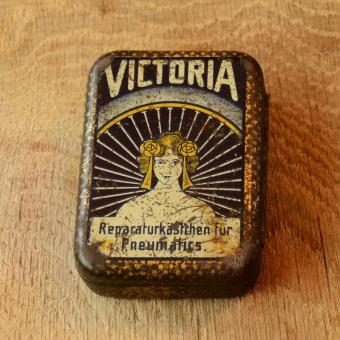Flickzeug Blechdose "VICTORIA" orig. 20er Jahre, 81 x 59 x 30 mm, ohne Inhalt 