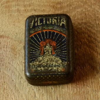 Flickzeug Blechdose "VICTORIA" orig. 20er Jahre, 67 x 45 x 22 mm, ohne Inhalt  