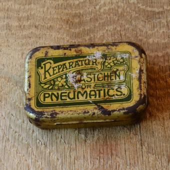 Flickzeug Blechdose orig. 20er Jahre, 69 x 47 x 20 mm, ohne Inhalt  