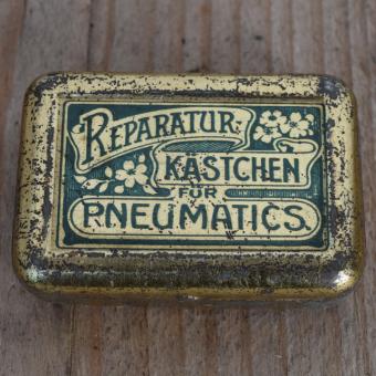 Flickzeug Blechdose "FÜR PNEUMATICS" orig. 20 er Jahre, 59 x 40 x 18 mm, ohne Inhalt 
