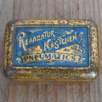 Flickzeug Blechdose "FÜR PNEUMATICS" orig. 20 er Jahre, 58 x 39 x 19 mm, ohne Inhalt 