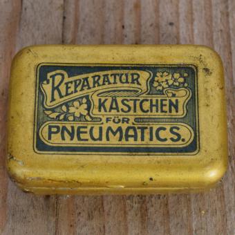 Flickzeug Blechdose "FÜR PNEUMATICS" orig. 20 er Jahre, 58 x 39 x 18 mm, ohne Inhalt 