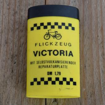 Flickzeug Kunststoffdose "VICTORIA" orig. 70 er Jahre, 82 x 49 x 25 mm, ohne Inhalt 