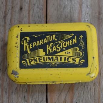 Flickzeug Blechdose "FÜR PNEUMATICS" orig. 20 er Jahre, 60 x 40 x 17 mm, ohne Inhalt 