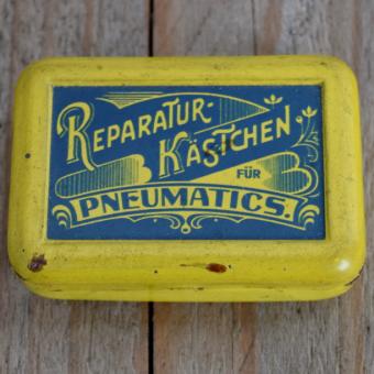 Flickzeug Blechdose "FÜR PNEUMATICS" orig. 20 er Jahre, 59 x 40 x 17 mm, ohne Inhalt 