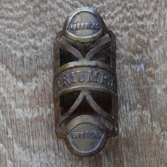 Steuerkopfschild Triumph (mit Bruchstelle im oberen Bereich), 20-30er Jahre, Originalschild aus Sammlungsbestand 