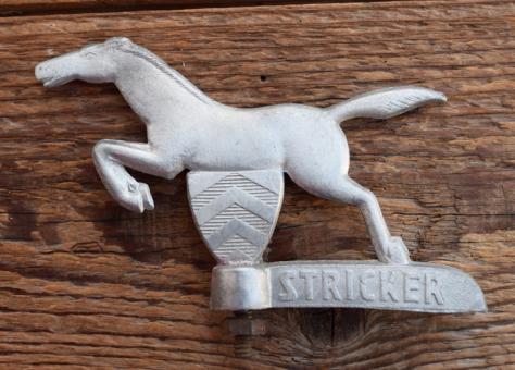 Schutzblechfigur STRICKER, Alu Druckguss, orig. Altbestand 50er Jahre, Zustand siehe Bild 