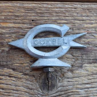 Schutzblechfigur GEOBEL, Alu Druckguss, orig. Altbestand 30-50er Jahre, Zustand siehe Bild 