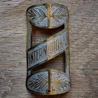 Steuerkopfschild INTERNATIONAL, 20er Jahre, Originalschild aus Sammlungsbestand 