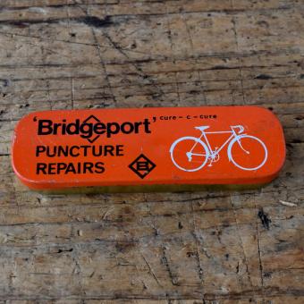 Flickzeug Blechdose "BRIDGEPORT" orig. 70er Jahre, 115 x 35 x 16 mm, ohne Inhalt 