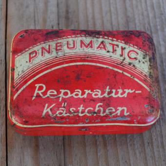 Flickzeug Blechdose "FÜR PNEUMATICS" orig. 30 er Jahre, 83 x 58 x 23 mm, ohne Inhalt 