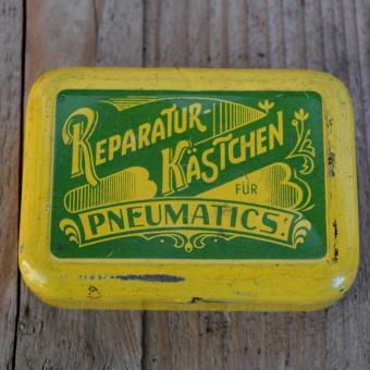 Flickzeug Blechdose "FÜR PNEUMATICS" orig. 20 er Jahre, 82 x 59 x 24 mm, ohne Inhalt 
