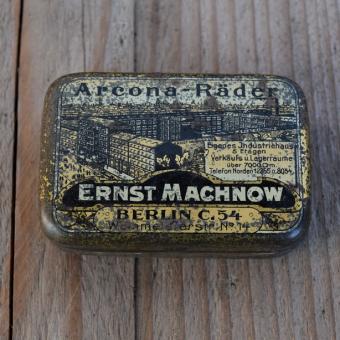 Flickzeug Blechdose "ARCONA-RÄDER ERNST MACHNOW" orig. 20er Jahre, 68 x 45 x 21 mm, ohne Inhalt 