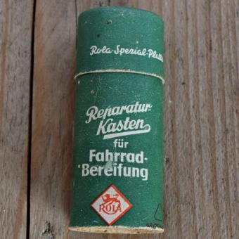 Flickzeug Pappdose "ROLA" orig. 30er Jahre, 87 x 36 x 27 mm, ohne Inhalt 