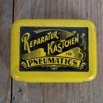 Flickzeug Blechdose "FÜR PNEUMATICS" orig. 20 er Jahre, 82 x 60 x 22 mm, ohne Inhalt 