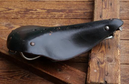 Sattel SPORT 05, für Renn-bzw. Sportrad, Leder, schwarz, Gestell verzinkt, original DDR 60er/70er Jahre, NOS 