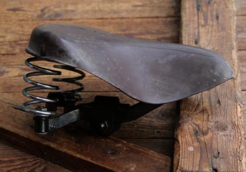 Sattel Damen, W.E.G. Extra, für Tourenrad, Gummi, rotbraun, Gestell verchromt/lackiert, original WW2 30er/40er Jahre, gebr. 