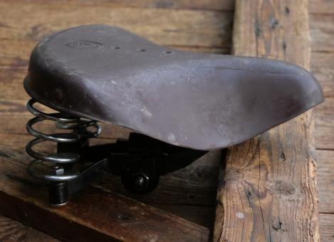 Sattel Damen, W.E.G. Extra, für Tourenrad, Gummi, rotbraun, Gestell verchromt/lackiert, original WW2 30er/40er Jahre, gebr. 