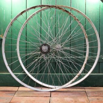 Laufradsatz 28 x 1,75, 1957, silber, Linierung weiß/blau, gebr. 