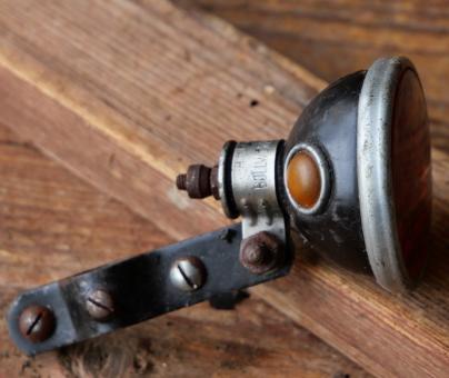 Streben-Rücklicht "AHA" , orig. 30er Jahre, Luxusmodell mit 2 Kontrollaugen und Echtglaseinsatz 