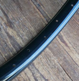Wulstfelge, 28 x 1.75 (635mm), schwarz lackiert, Linierung gold, Breite ca. 34mm, 36 Loch, NOS 
