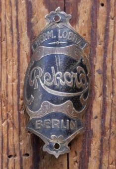 Steuerkopfschild RECORD/Berlin, 20er/30er Jahre, Messing lackiert, gebr. 