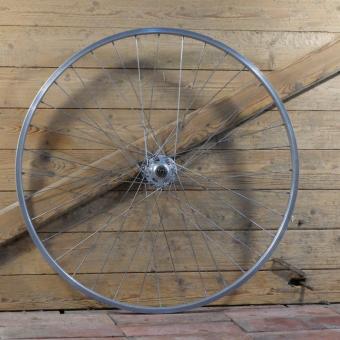 Vorderrad mit Alu-Felge, 28 Zoll (622), 70er/80er J., Breite ca. 23 mm, Nabe Shimano Hochflansch, gebr. 