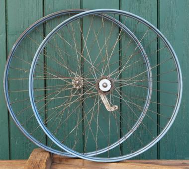 Laufradsatz 26 Zoll (559) für Drahtbereifung, 50er J., Hinterrad mit NSU-Nabe, gebr. 