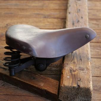 Sattel, Damen, Gummi, rotbraun, Gestell schwarz lackiert, original 1940er Jahre, WW2, gebr. 