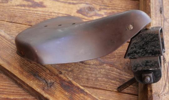 Sattel, Kindersitz, H.K., Gummi, braun, schwarz lackiert, original 30er-50er Jahre, für Oberrohrmontage, gebr. 