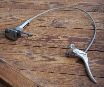 Stempelbremse mit Seilzug u. Hebel, orig. 50er J., verchromt/Alu, NOS 