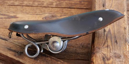 Sattel MÖVE Kinder/Jugend, Leder schwarz, Gestell verzinkt, DDR, 1970er/80er J., NOS 