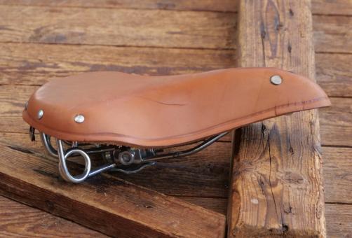 Sattel MÖVE Herren, für Sportrad, Leder hellbraun, Gestell verzinkt, DDR, 1970er/80er J., NOS 