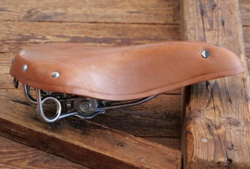 Sattel MÖVE Herren, für Sportrad, Leder hellbraun, Gestell verzinkt, DDR, 1970er/80er J., NOS 
